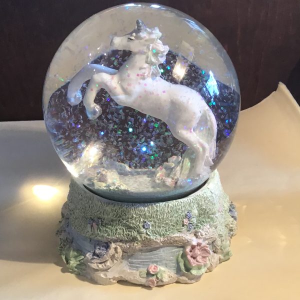 medium snowglobe unicorn 🚚🛍 - Image 2