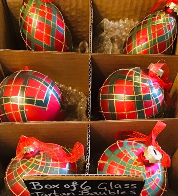 Box of 6 tartan baubles 🛍